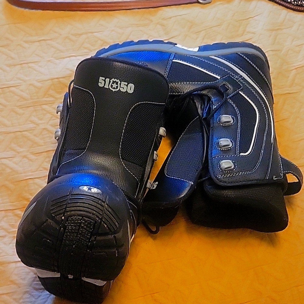 51 50 Snowboard boots